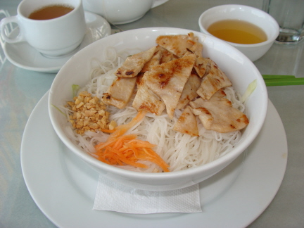 Vermicelli bowl with chicken