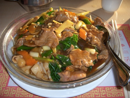Flat noodles with beef and vegetables