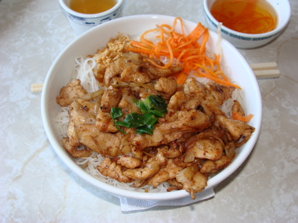 Vermicelli bowl with stir fried chicken and lemongrass